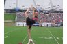 Arkansas cheerleader tirant un scorp à un match de football