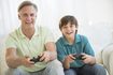 Père et fils jouant le jeu vidéo