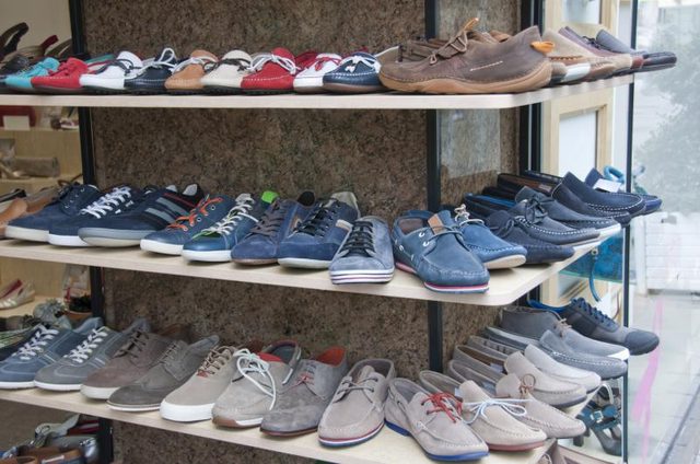 Chaussures sur un magasin's shelves.