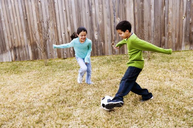 Enfants jouant au soccer extérieur.