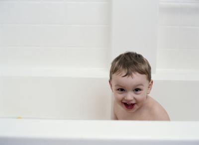 Un bambin ayant un bain.