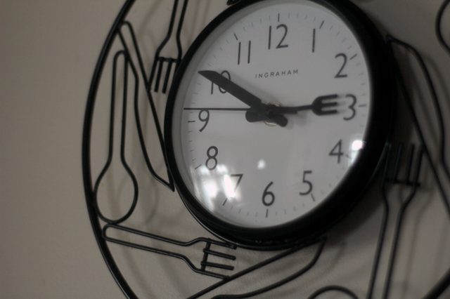 Comment enseigner une horloge de 24 heures pour les enfants