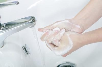 mains femme de lavage