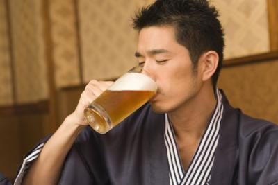 boire de la bière de l'homme