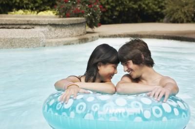 Couple dans la piscine