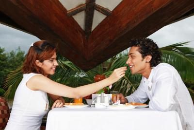 Les adolescents sur une date de dîner