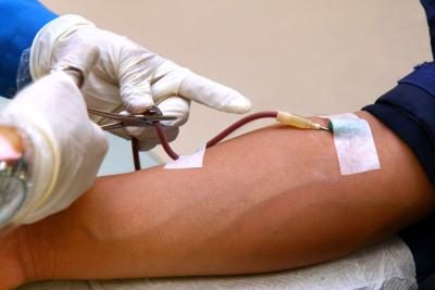 Les niveaux de potassium sont surveillés par des tests sanguins.