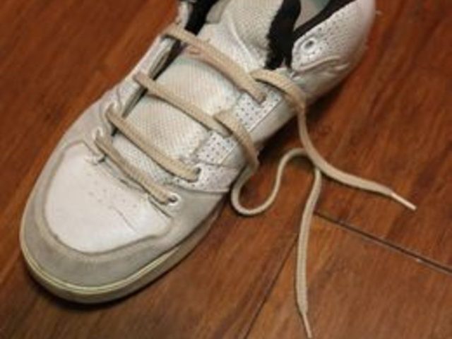 Comment attacher vos lacets de chaussure sans les montrer