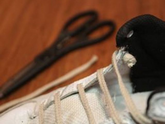 Comment attacher vos lacets de chaussure sans les montrer
