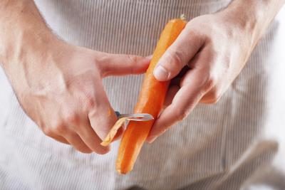 Femme faisant copeaux de carottes pour le lapin