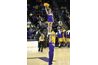 Cheerleaders LSU effectuer une cupie à un match de basket-ball