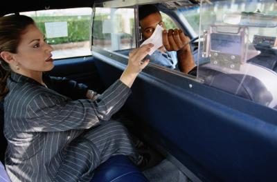 Femmes obtient la réception de chauffeur de taxi