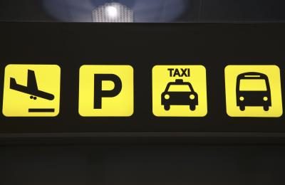 Signe de taxi à l'aéroport