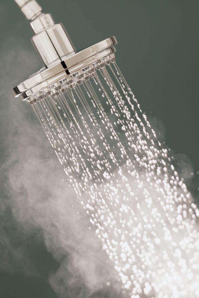 Eau et de vapeur à partir d'une tête de douche