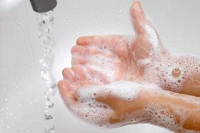 Lavez-vous les mains pendant au moins 30 secondes.