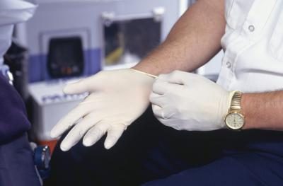 Mettez des gants en plastique non stériles avant de toucher ou de traitement de la plaie.