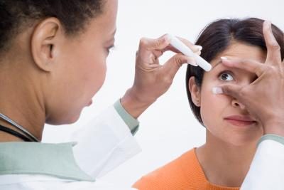 Femme avec ophtalmologiste