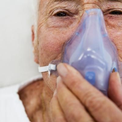 Homme plus âgé avec un masque respiratoire en plastique