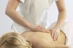 une femme reçoit un massage à faire face à un nerf pincé.