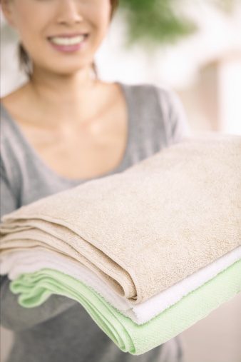 Combler les lacunes avec des serviettes lourds où la chaleur peut échapper.