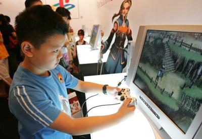 Jeune garçon jouant avec PlayStation 2 système de jeu