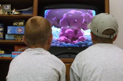 Les garçons qui regardent un film sur la console PlayStation