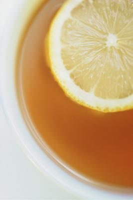 tasse de thé avec du citron