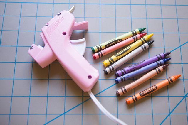 Utilisez des crayons et un pistolet à colle chaude pour créer un cachet de cire.