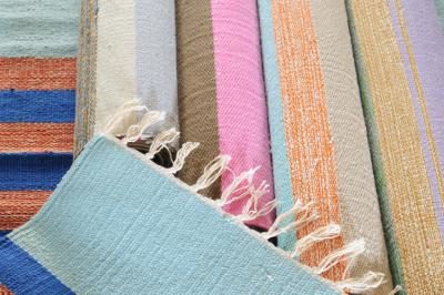 Sentez-vous libre d'utiliser des couleurs vives, riches ou sombres et motifs audacieux dans vos tapis en essayant de faire une salle plus petite.