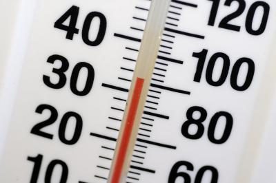 Thermomètre visant 100 degrés Fahrenheit.