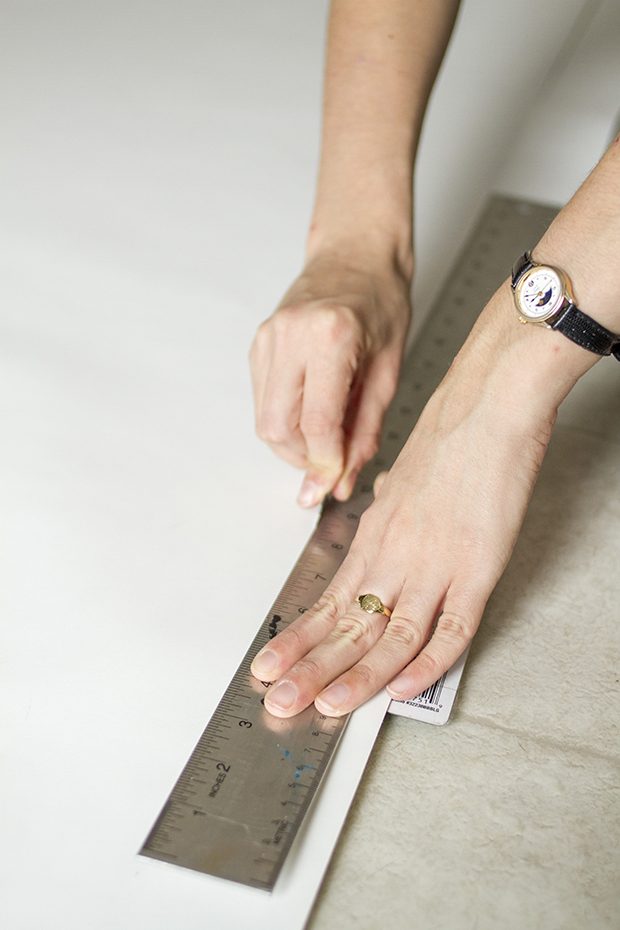 Coupez des bandes de détail de papier à l'aide d'une lame de rasoir et de règle.