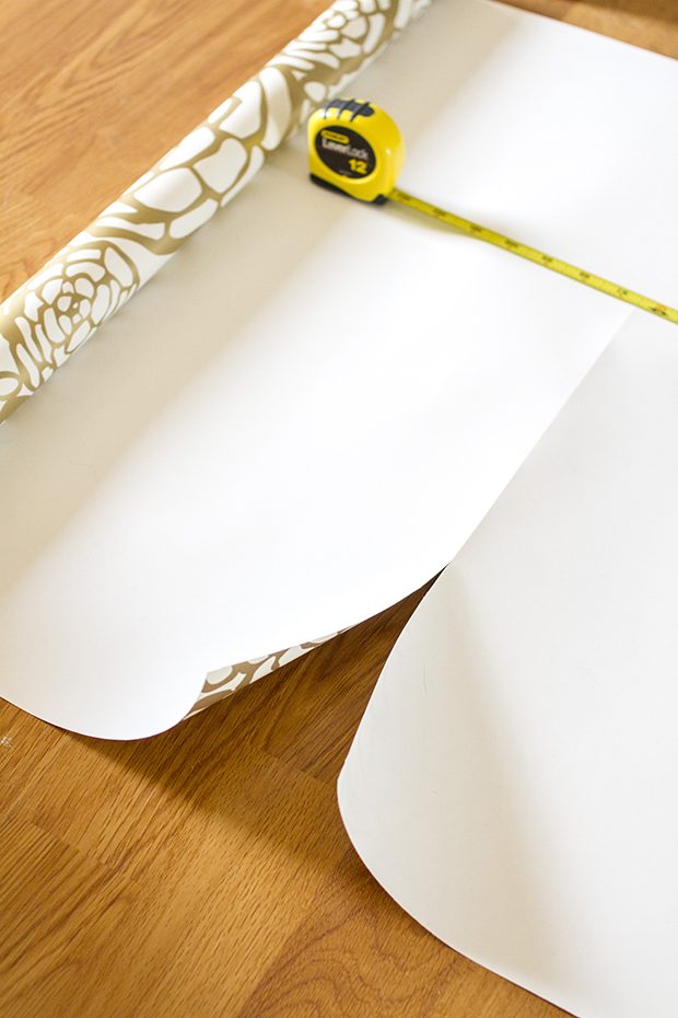 Coupez un morceau de papier du rouleau qui est de 6 pouces de plus à chaque extrémité.