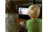 Les enfants regardent la télévision sur un ordinateur