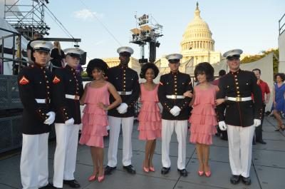 Marines avec les membres du casting de musique à Washington DC