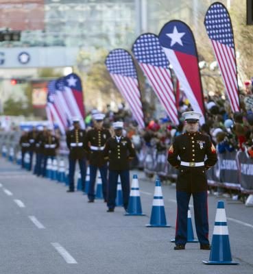 Marines alignent la ligne d'arrivée des épreuves marathon olympique américain