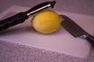 Zest un citron sans l'aide d'un zesteur.