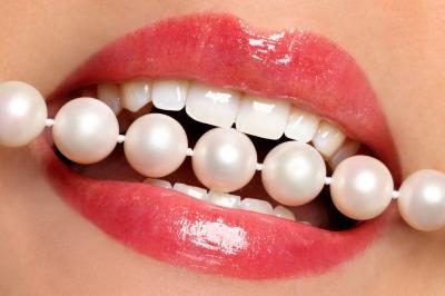 brin de perles chez la femme's mouth