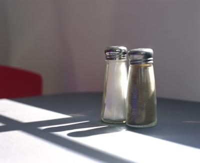 Sel et poivre shaker sur une table.