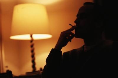 Fumer dans une pièce sombre